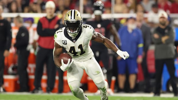 Alvin Kamara running with the football for the Saints.