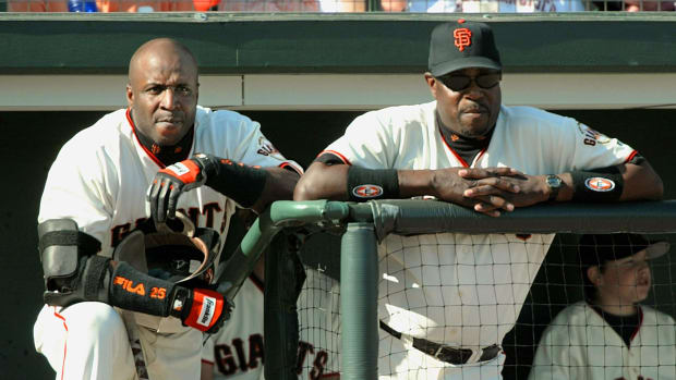 Barry Bonds (L) and manager Dusty Baker (R) of the San Francisco Giants (Photo credit should read JEFF HAYNES/AFP via Getty Images)