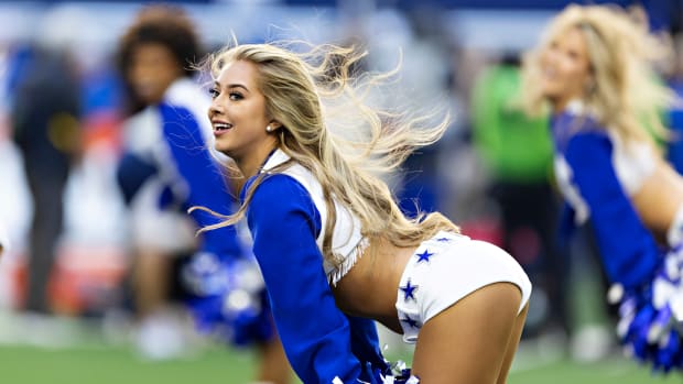 Dallas Cowboys cheerleader going viral on Thanksgiving.
