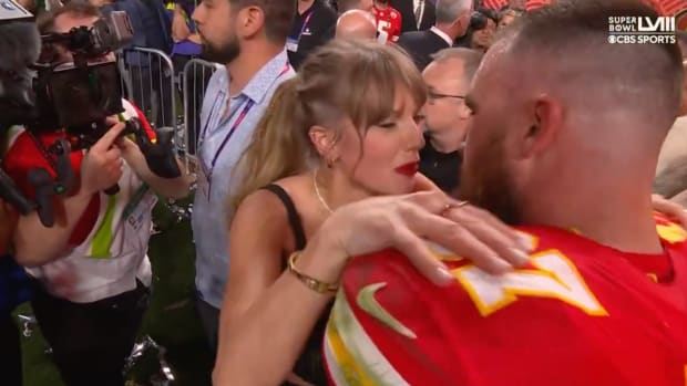 Travis Kelce and Taylor Swift postgame kiss.