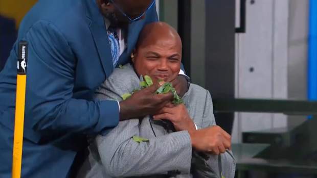 Shaquille O'Neal tries forcing Charles Barkley to eat salad.