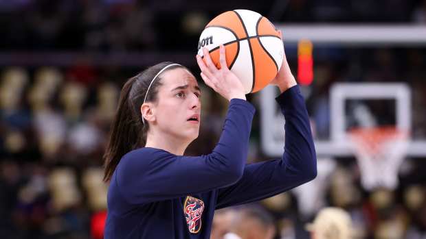 Caitlin Clark shooting warmups.
