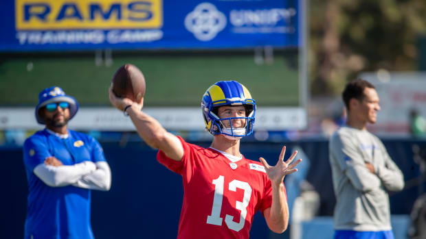 Watch: UGA great Stetson Bennett receives Aaron Rodgers signed jersey