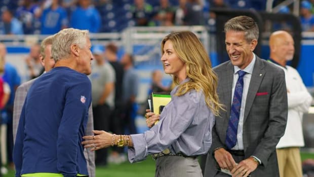 NFL World Reacts To Erin Andrews' Thanksgiving Outfit - The Spun: What's  Trending In The Sports World Today