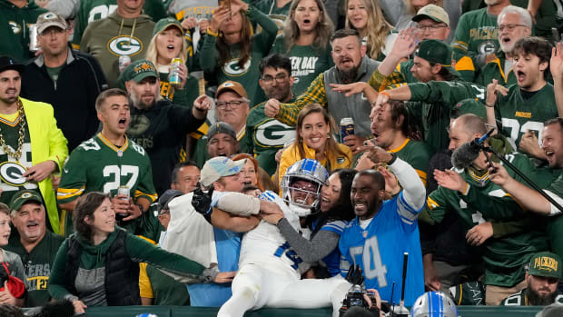 Fans Are Loving Aaron Jones' Pregame Outfit Tonight - The Spun: What's  Trending In The Sports World Today