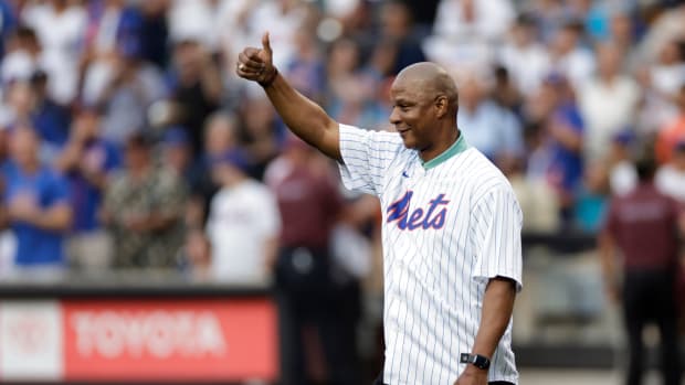 Darryl Strawberry throws out a ceremonial first pitch for the Mets.