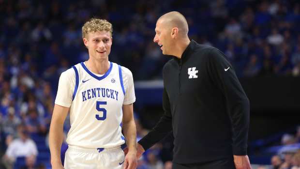 Kentucky Wildcats head coach Mark Pope talks with guard Collin Chandler.