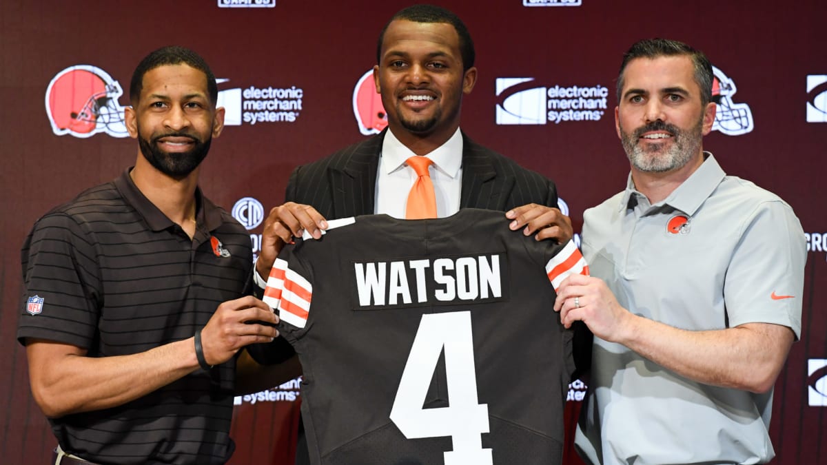 Deshaun Watson speaks with Aditi Kinkhabwala before start vs