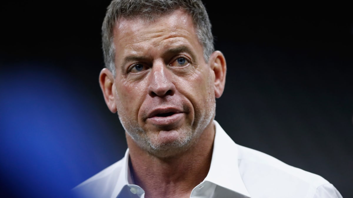 Troy Aikman Recalls the Time He Lined Up Behind His Guard for a Snap: 'Hey  Daddy, It Ain't Me'