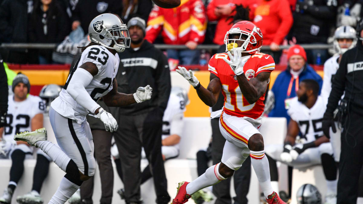 Chiefs' Tyreek Hill hospitalized with shoulder injury