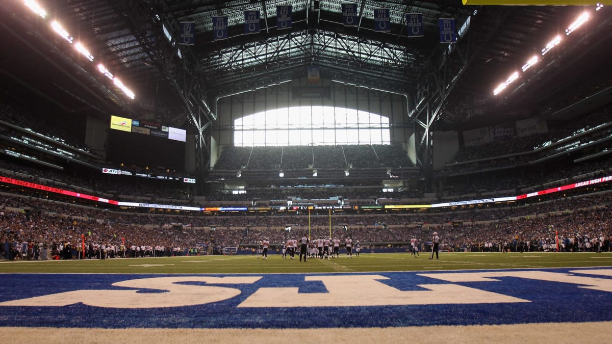 Indianapolis Colts Football Field: Lucas Oil Stadium - Photo