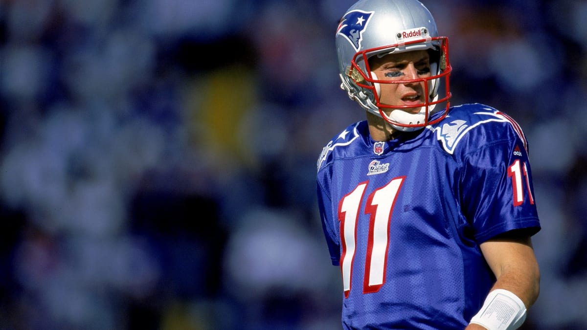 Buffalo Bills quarterback Drew Bledsoe looks confused at the start