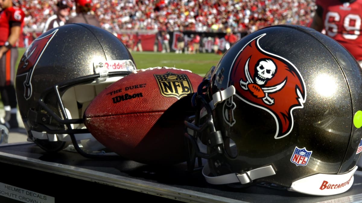 Buccaneers WR Russell Gage carted off practice field with apparent leg  injury