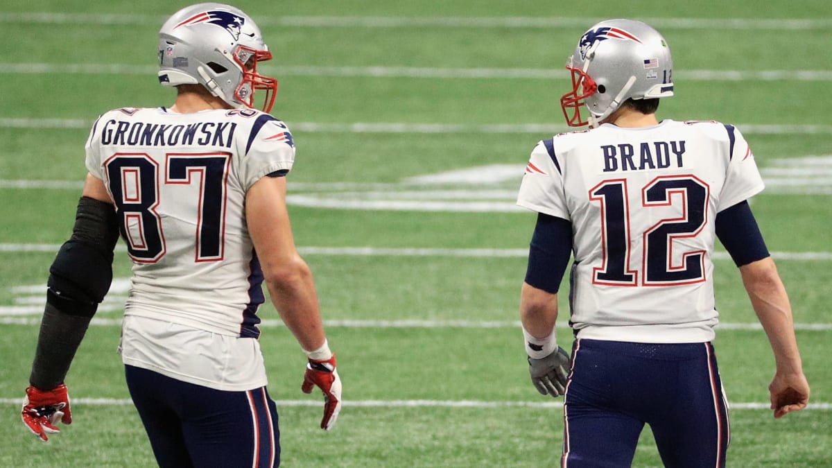 Rob Gronkowski 'steals' Tom Brady's jersey