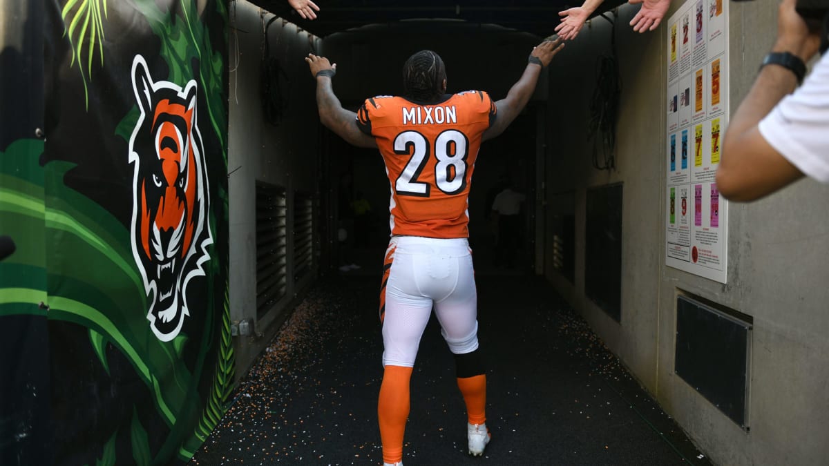 Bengals' Joe Mixon got his Tom Brady jersey