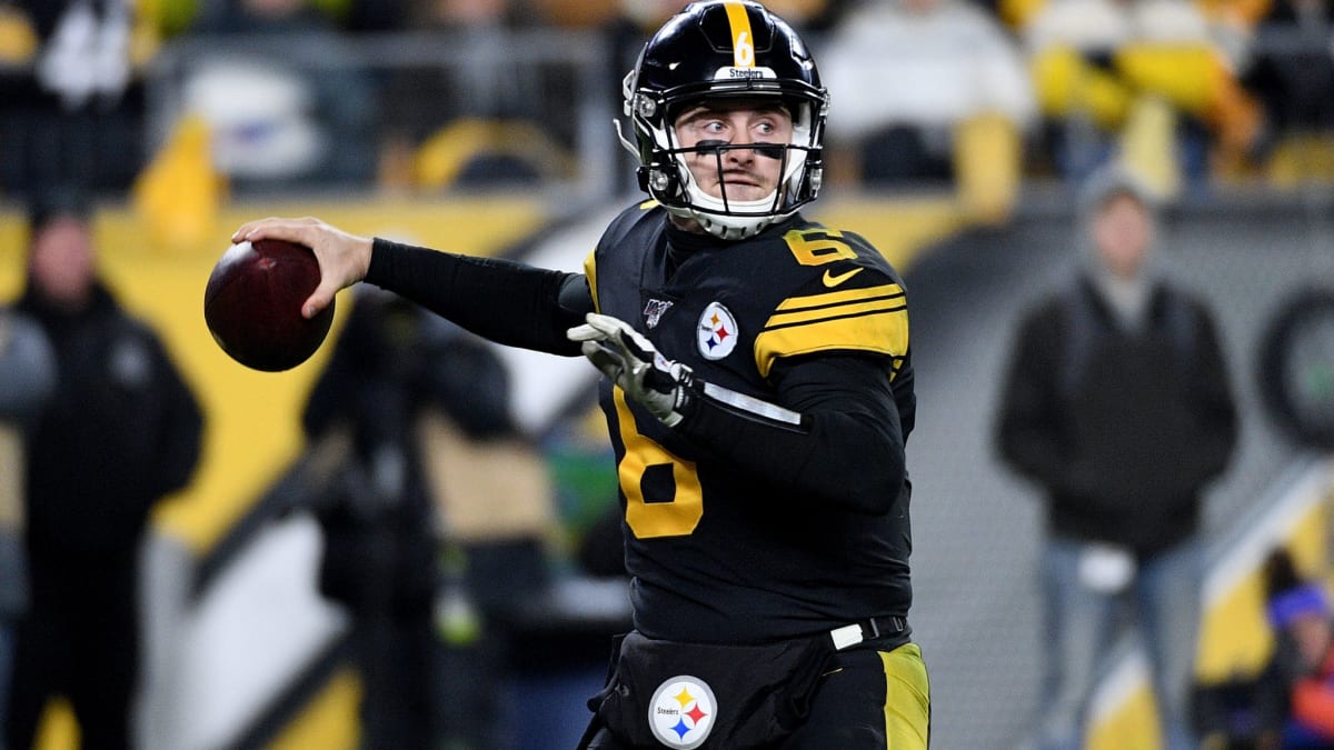 VIDEO: Steelers Fan Pulls Off Epic Quick-Change After Team Benches Hodges