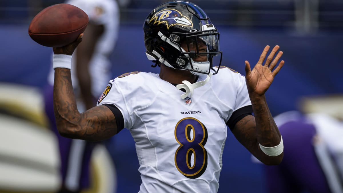 Lamar Jackson of the Baltimore Ravens warms up during a game against  News Photo - Getty Images