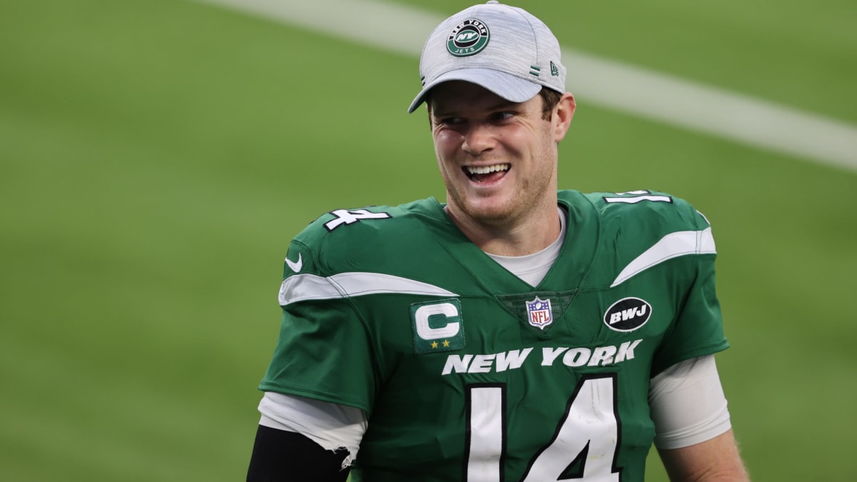 Former Patriots WR tweets GIF directed at Panthers QB Sam Darnold