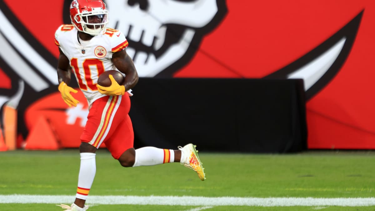 Kansas City Chiefs wide receiver Tyreek Hill (10) makes a catch during the  first half of the AF …