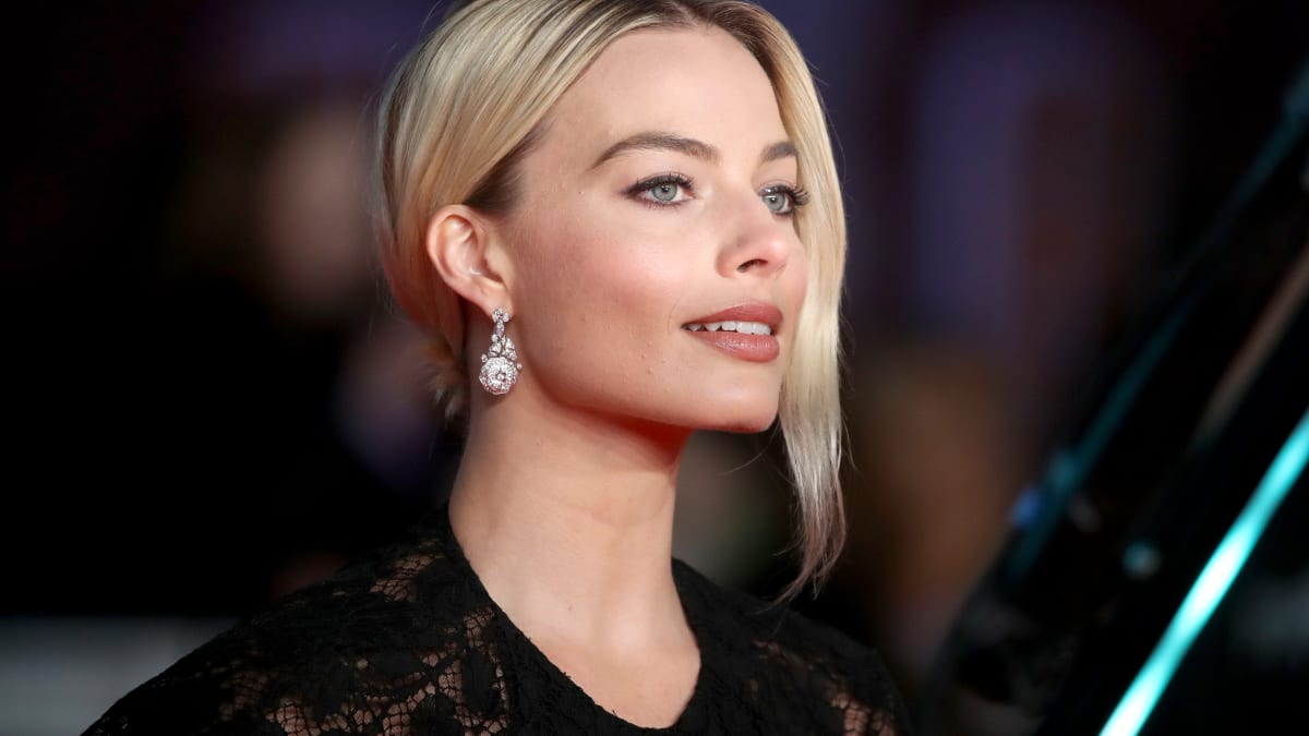 Margot Robbie Wearing Kawhi Leonard's Jersey Goes Viral - Sports  Illustrated LA Clippers News, Analysis and More