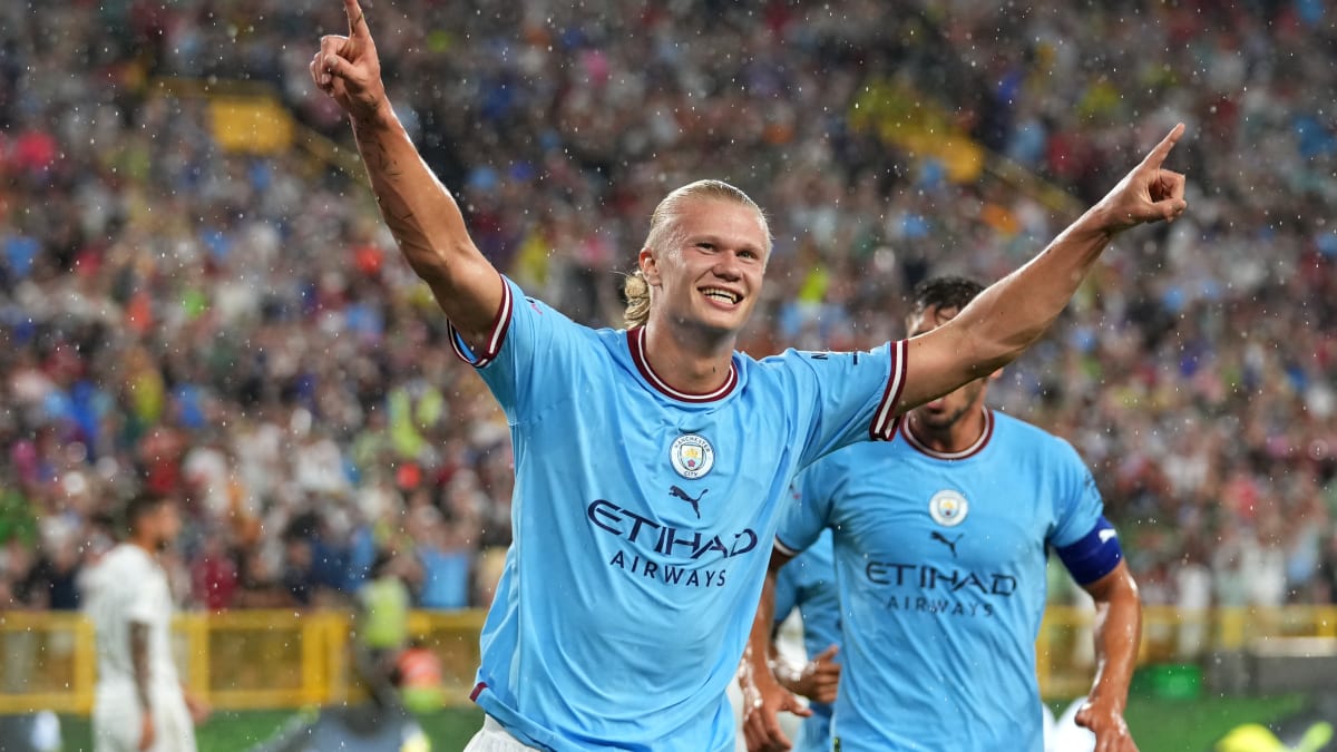 Soccer at Lambeau Field: Storms delay, Manchester City prevails