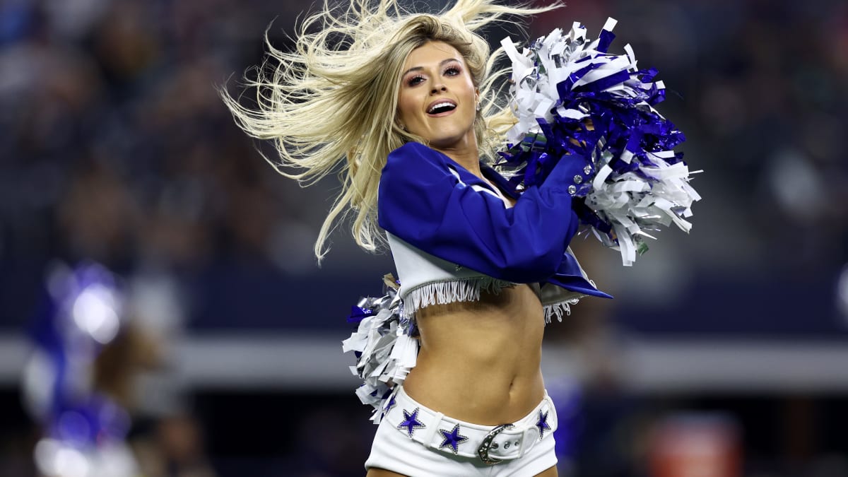 Photo: A Dallas Cowboys Cheerleader performs during the Dallas Cowboys and  Denver Broncos NFL game - ARL2021110716 