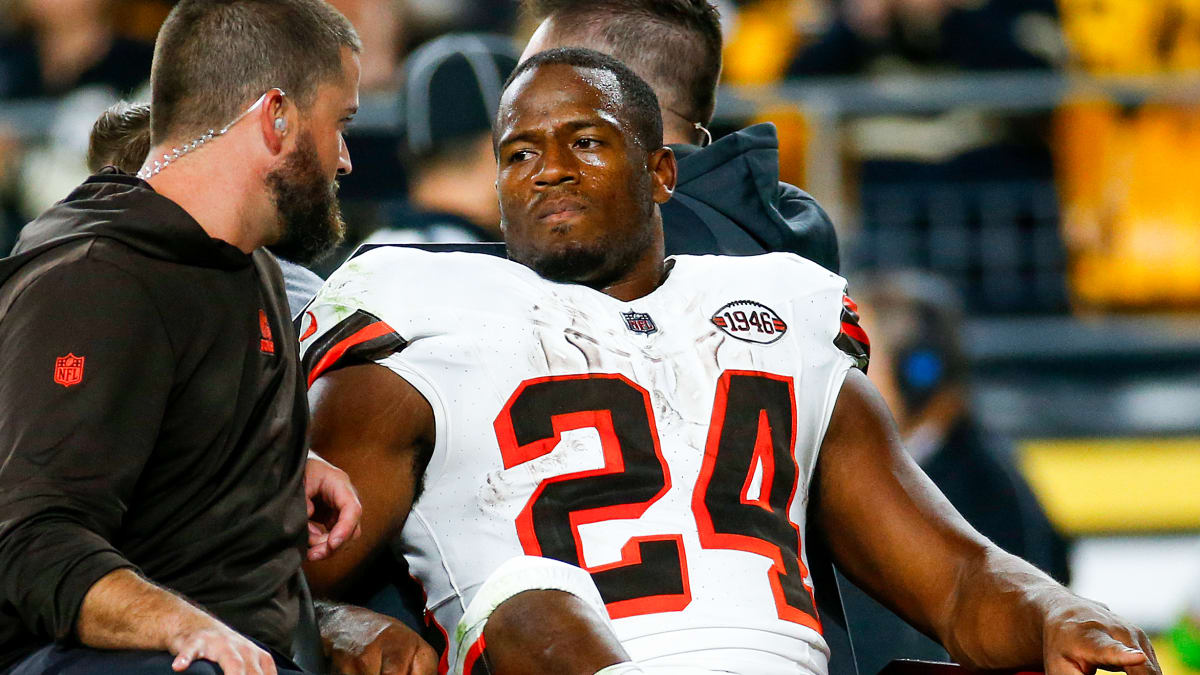 Cleveland Browns RB Nick Chubb carted off field after knee injury against  Steelers - CBS Pittsburgh