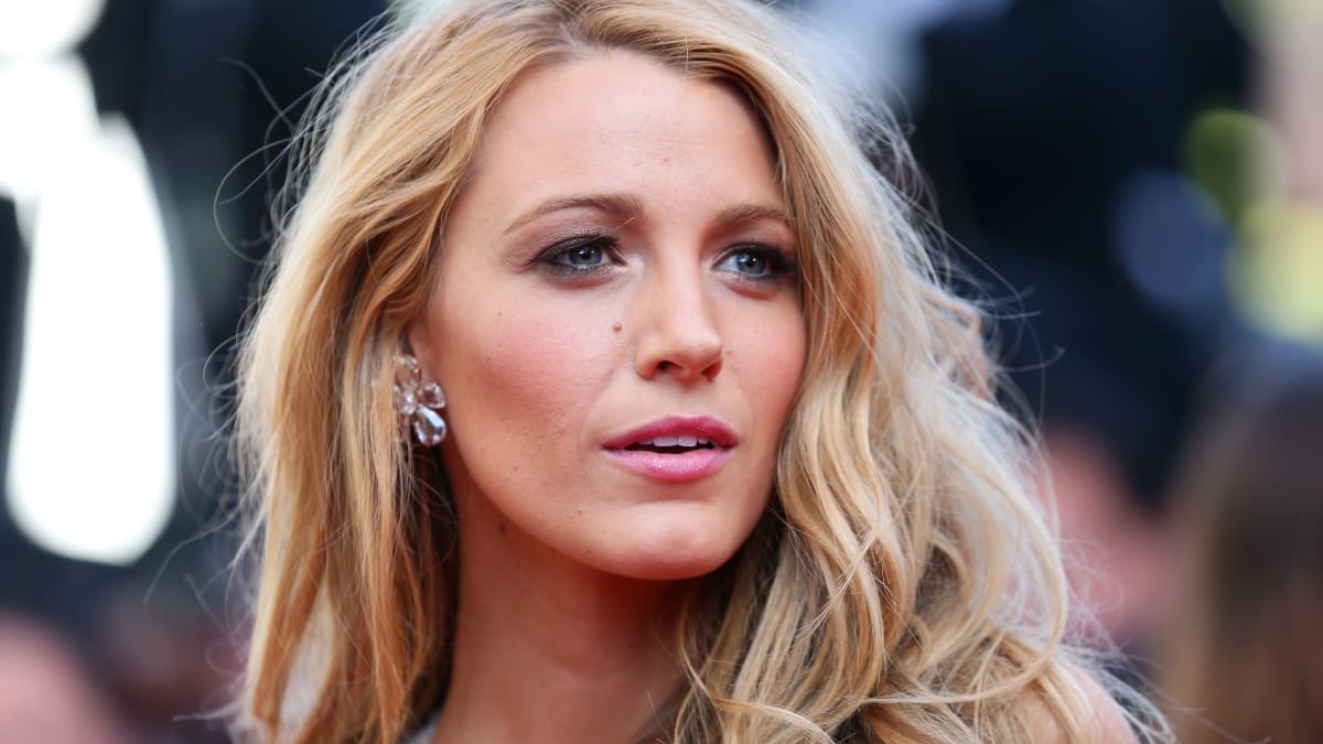 NFL Fans React To Blake Lively's Sunday Night Football Outfit - The Spun:  What's Trending In The Sports World Today