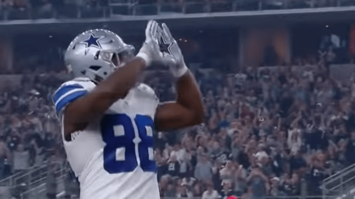 Dallas Cowboys' Dez Bryant destroys Gatorade cups in rage (GIF)