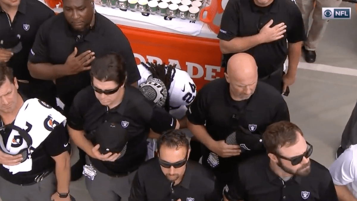 Marshawn Lynch shows up to Raiders game in 'Everybody vs. Trump' T-shirt