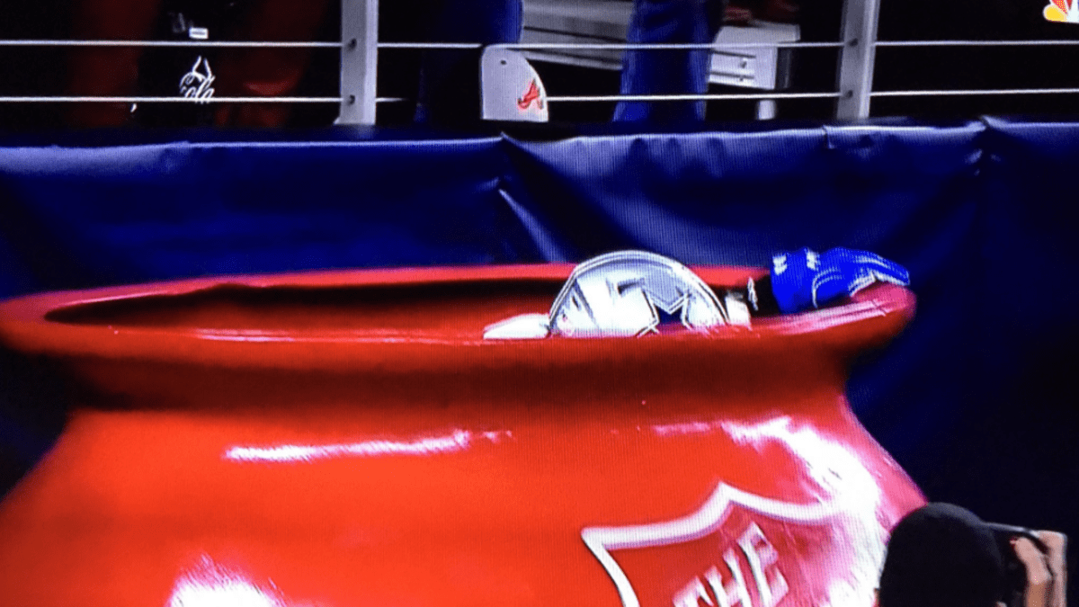 Ezekiel Elliott jumps into Salvation Army kettle after TD, draws