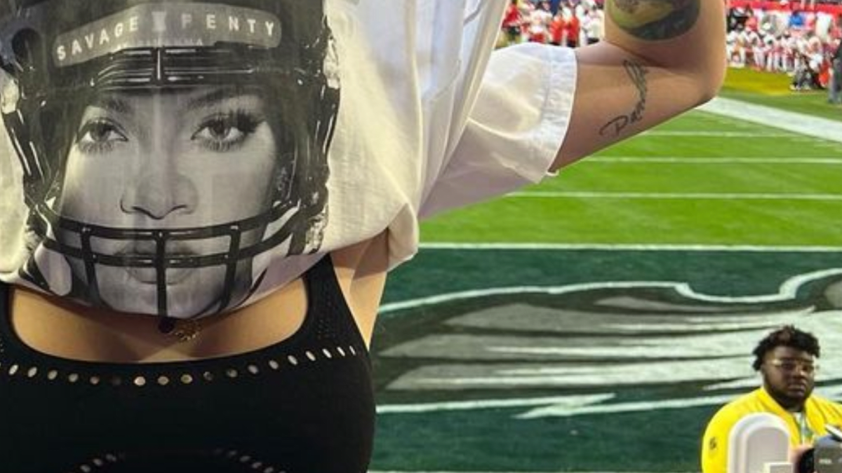 Delevingne's Rihanna-Focused Look Took the Super Bowl by Storm - Sports  Illustrated Lifestyle