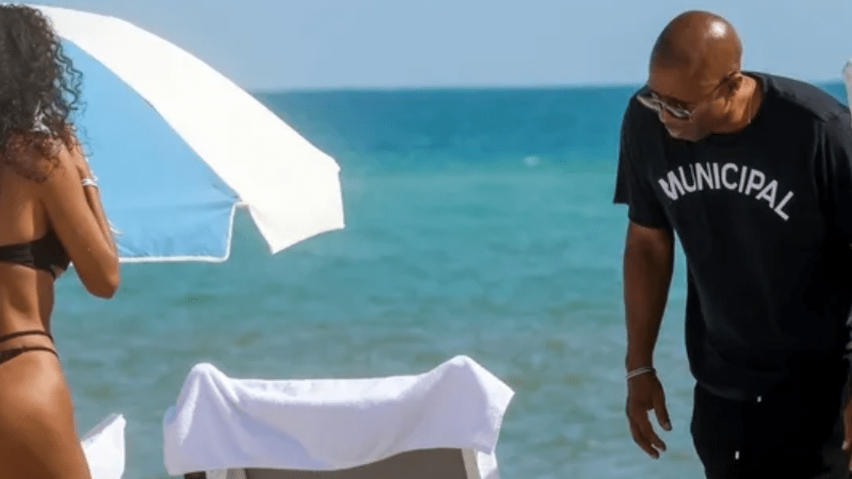 Kenny Smith Spotted With Hot Brazilian Model On The Beach Again: He Is The  GOAT - Fadeaway World