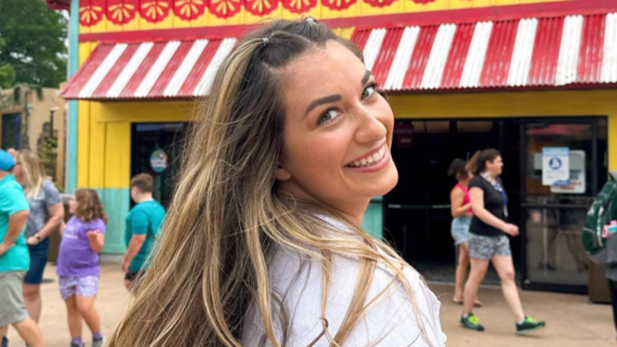 Meet Olivia Holzmacher, the stunning partner of NFL superstar Joe Burrow  amid engagement rumors as duo live lowkey life