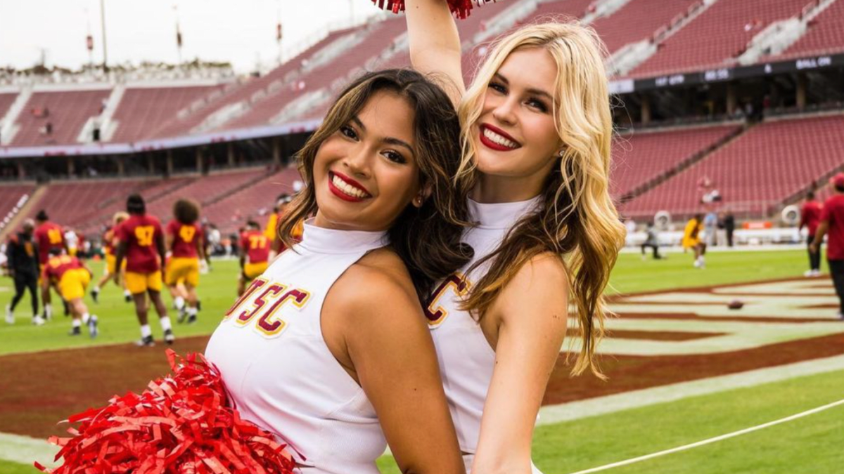 USC Trojans Cheerleader Goes Viral With Swimsuit Photo - The Spun