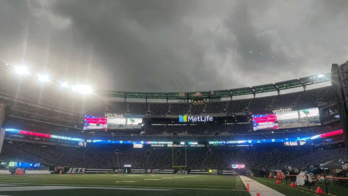 NFL Fans React To The Scary Scene At Metlife Stadium - The Spun: What's  Trending In The Sports World Today