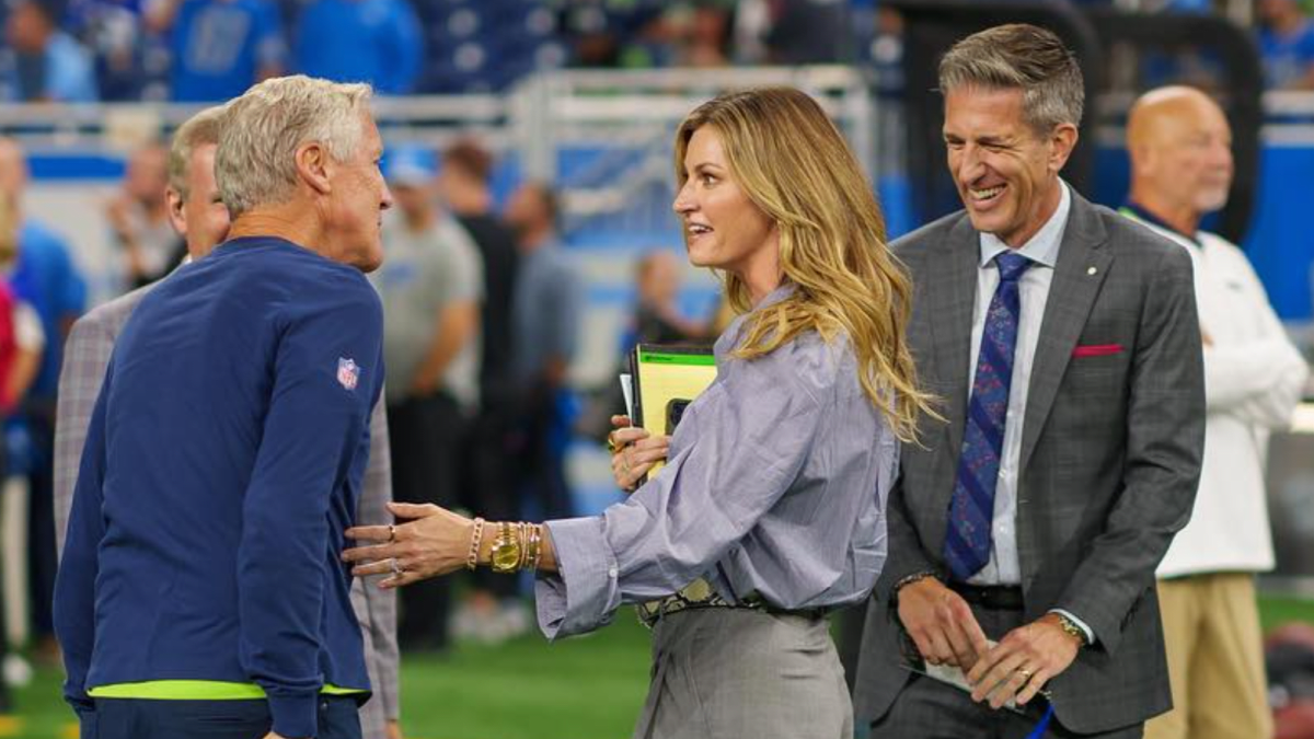 NFL Fans React To Erin Andrews' Bold Sideline Outfit