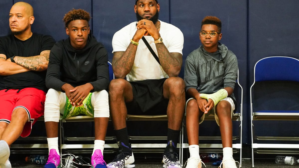 Lebron james kid playing basketball online