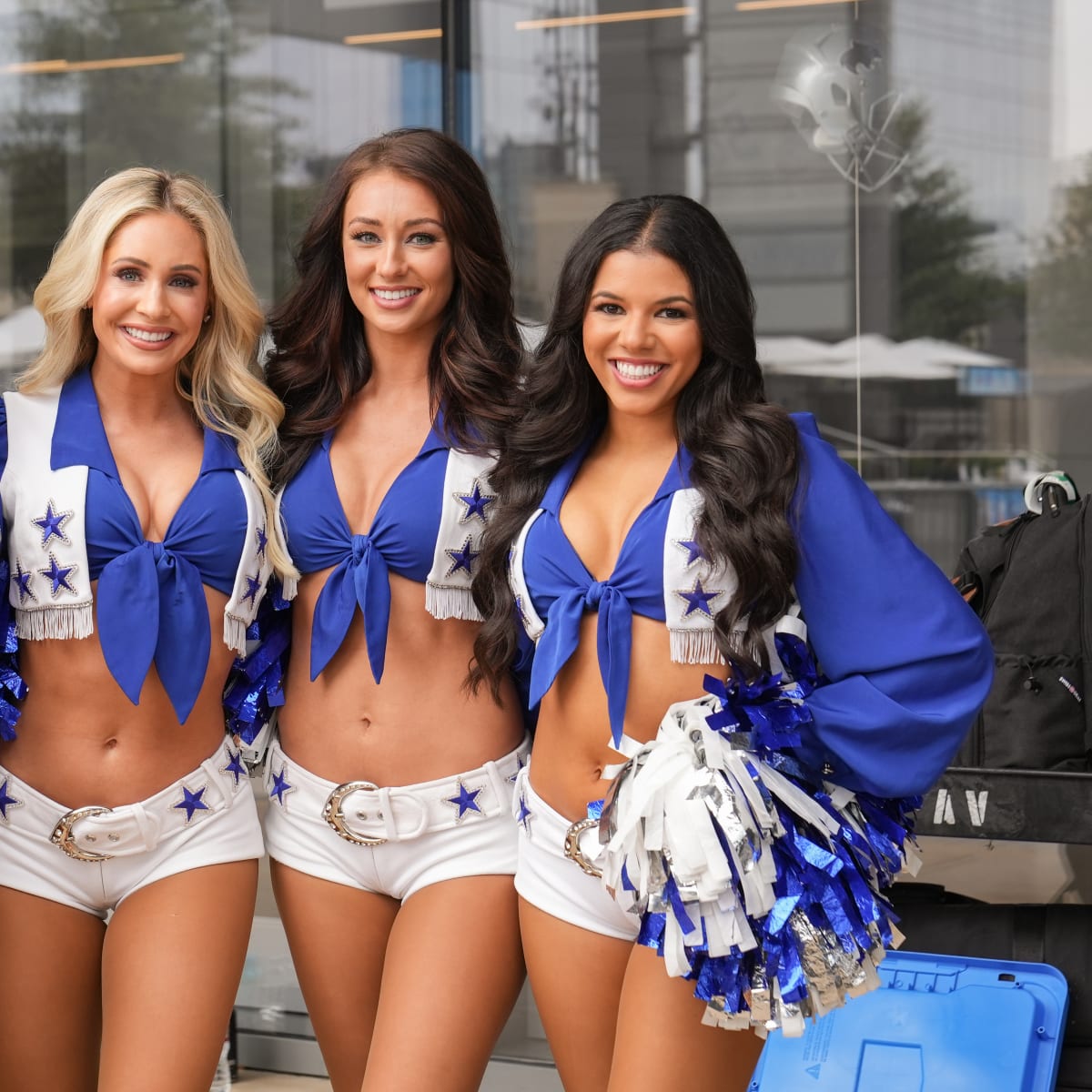 Dallas Cowboys Cheerleaders on X: Prior to kick off of the  #SouthwestClassic, Arkansas alum @DCC_Miranda and DCC Lisa were thrilled to  welcome @SpiritSquadsUA to @ATTStadium! Aggie alumni @DCC_Taylor also had  the privilege