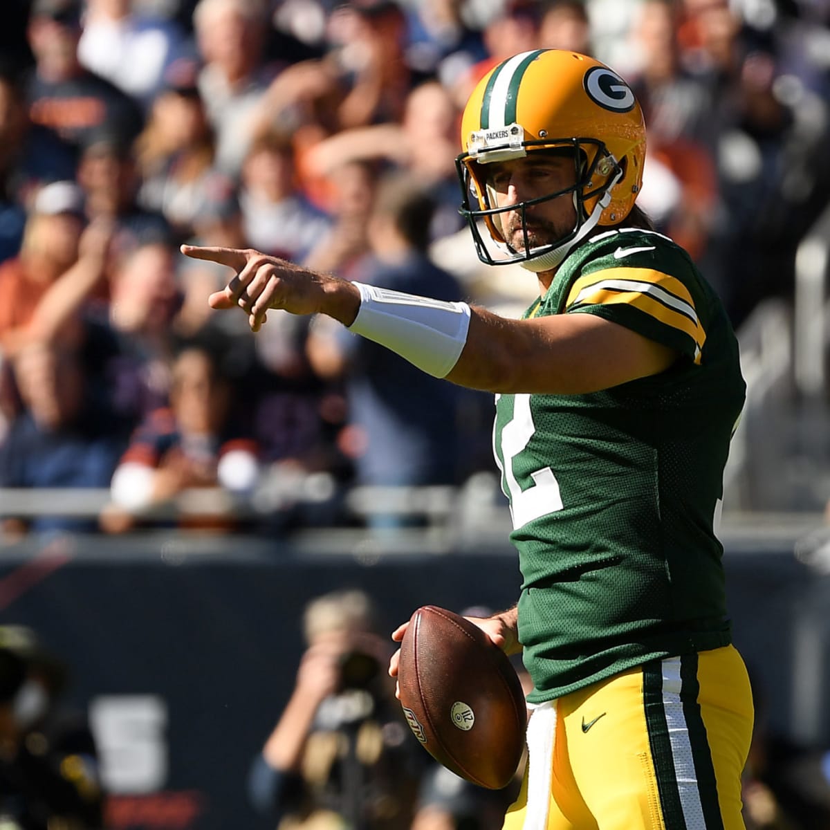 Aaron Rodgers Tells Bears Fans 'I Still Own You' After Double-Bird