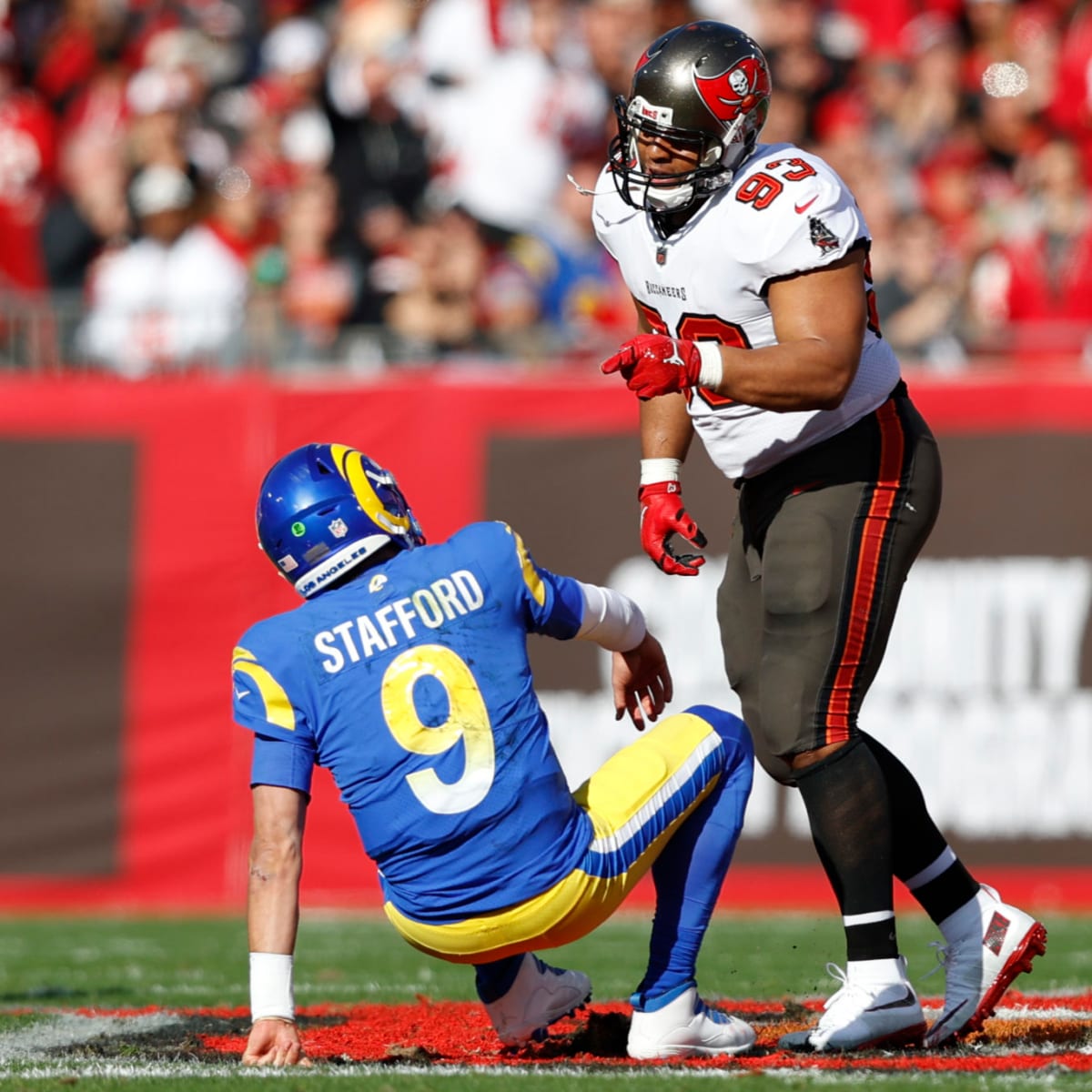 Los Angeles Rams: Ndamukong Suh wears team gloves in Bucs photo