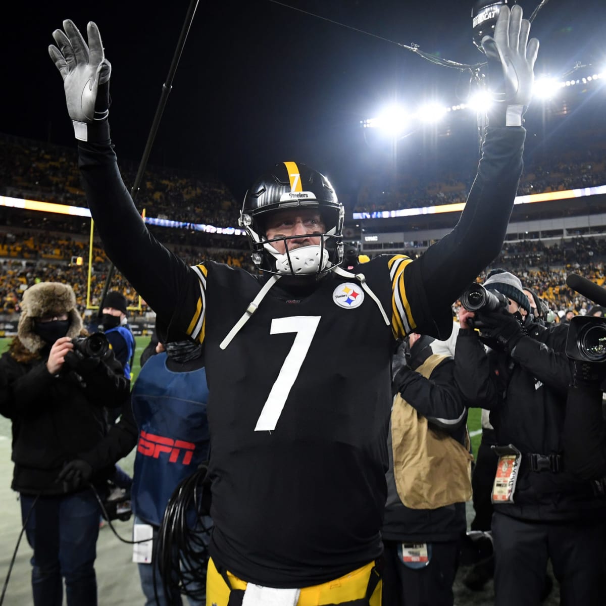 Around MetLife Stadium, sounds of silence loomed as Steelers opened season