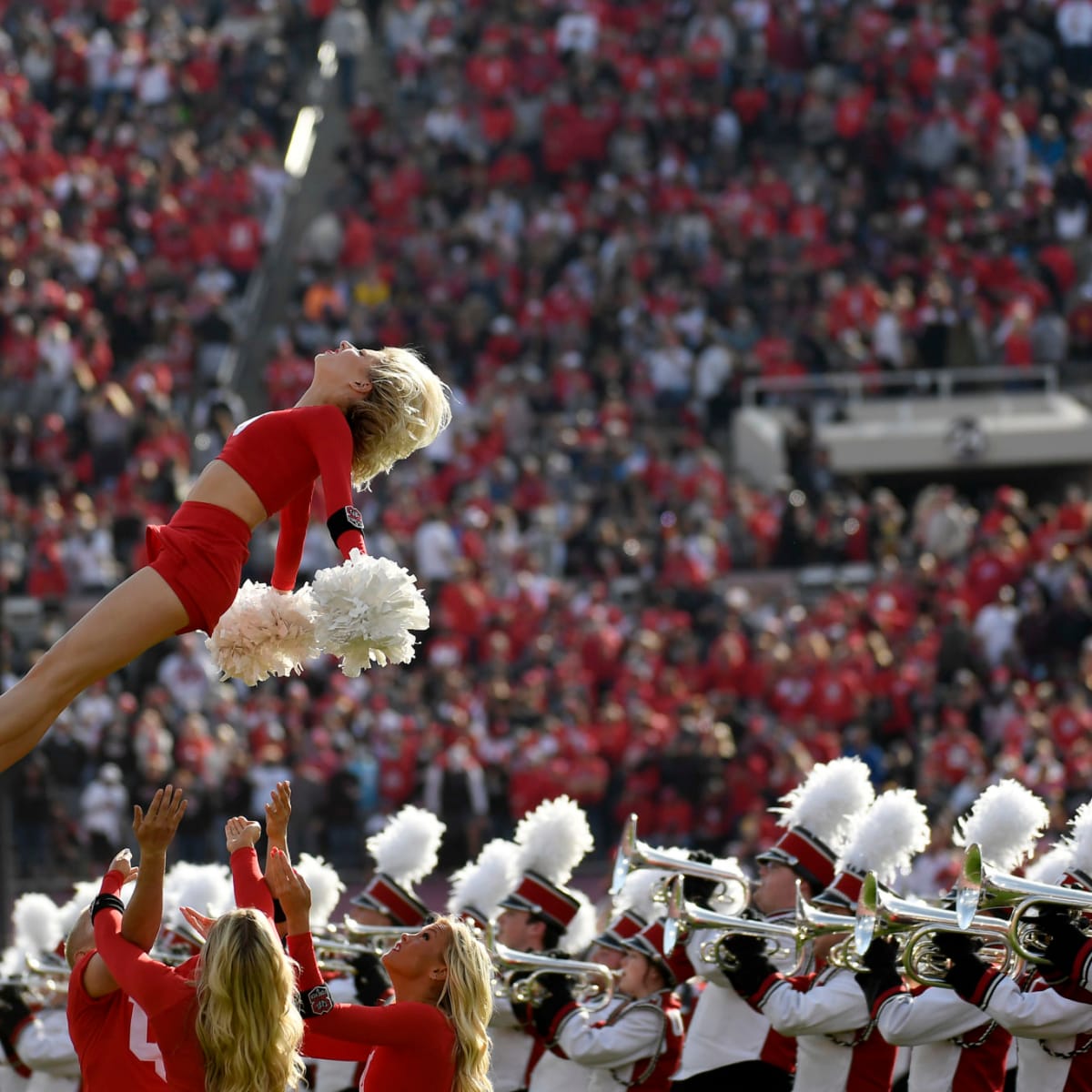 NFL World Reacts To The 49ers Cheerleader Photo - The Spun: What's