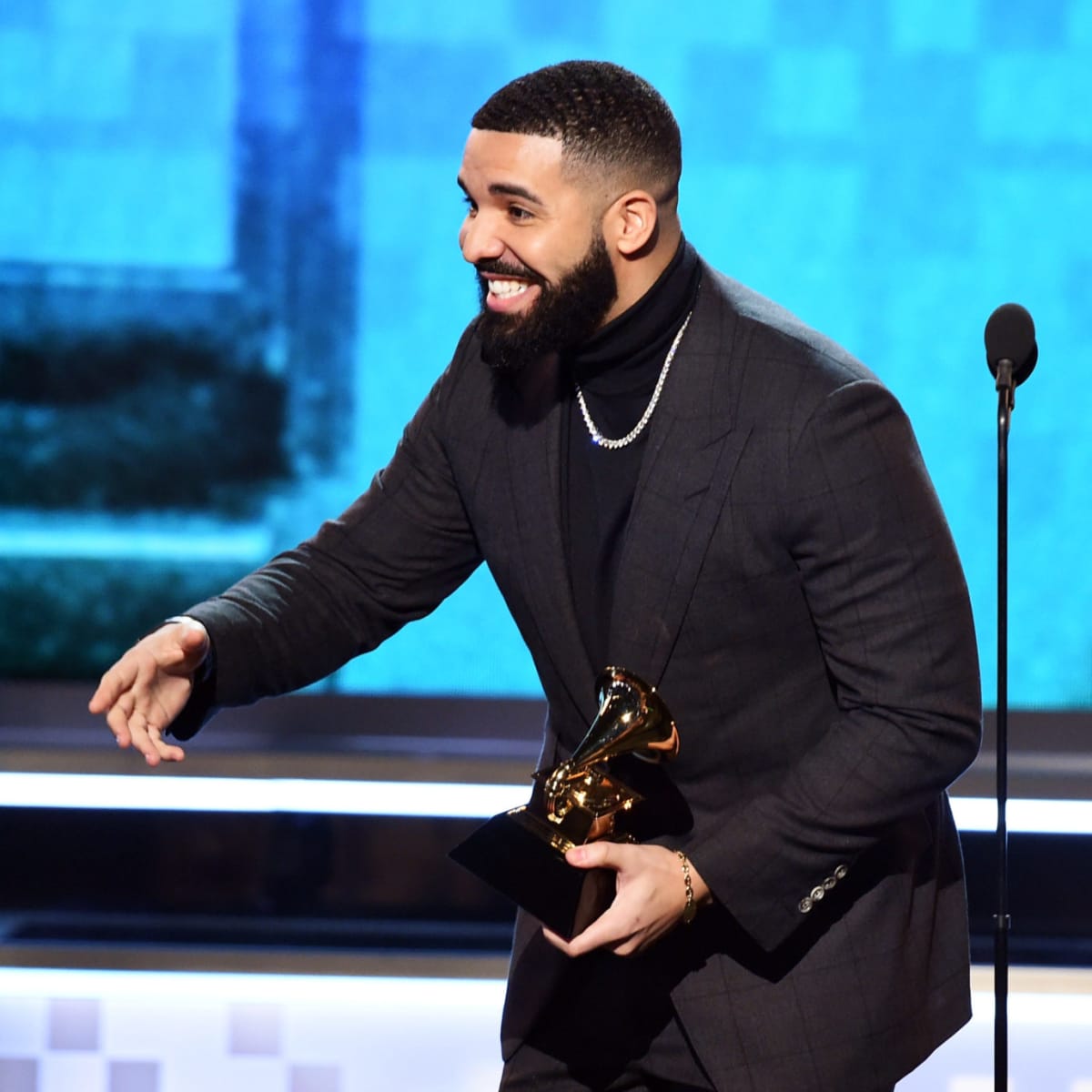 Drake turns heads in Shohei Ohtani's jersey: Fans unimpressed as