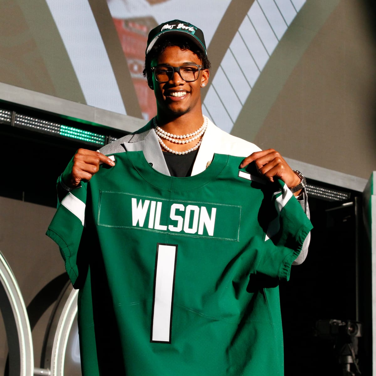 New York Jets wide receiver Garrett Wilson (17) stands on the sideline  during an NFL football game against the Cleveland Browns, Sunday, Sept. 18,  2022, in Cleveland. (AP Photo/Kirk Irwin Stock Photo - Alamy