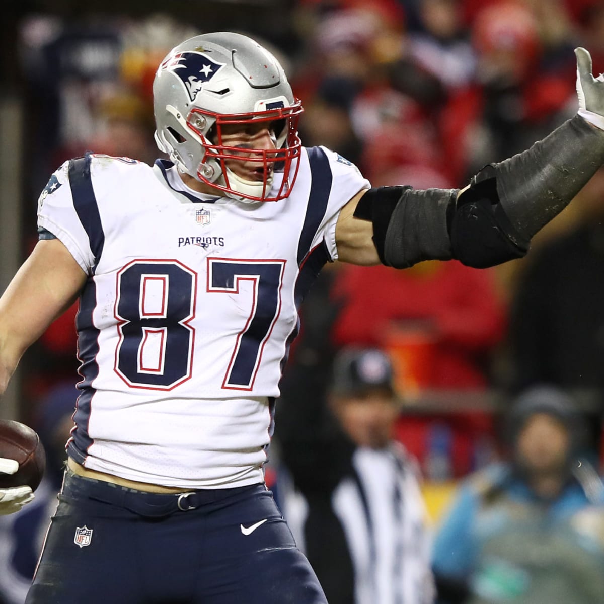 Patriots trade retired Rob Gronkowski to Buccaneers to reunite