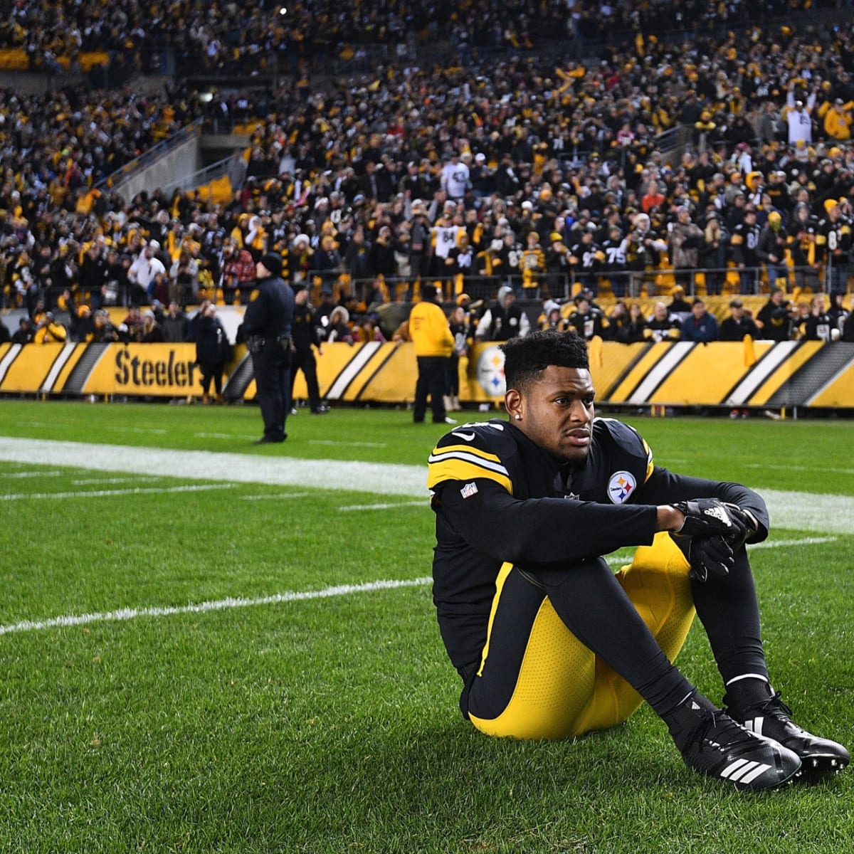 Pittsburgh Steelers wide receiver JuJu Smith-Schuster (19) makes a catch  during an NFL football practice, Wednesday, Aug. 18, 2021, in Pittsburgh.  (AP Photo/Keith Srakocic Stock Photo - Alamy