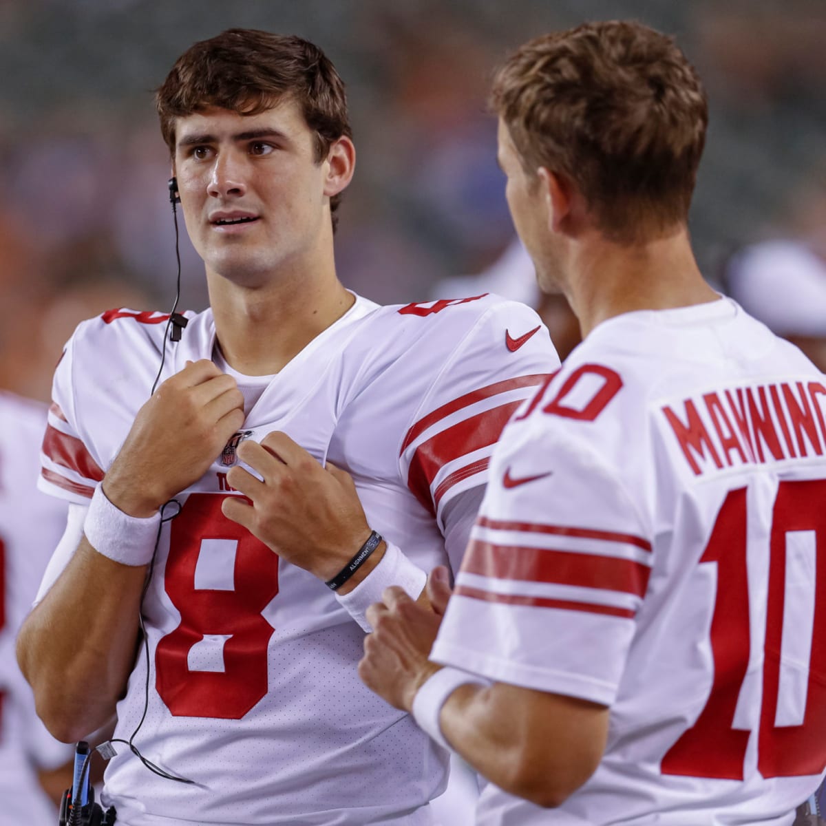 Football and one-liners: Giants' Daniel Jones and Eli Manning show