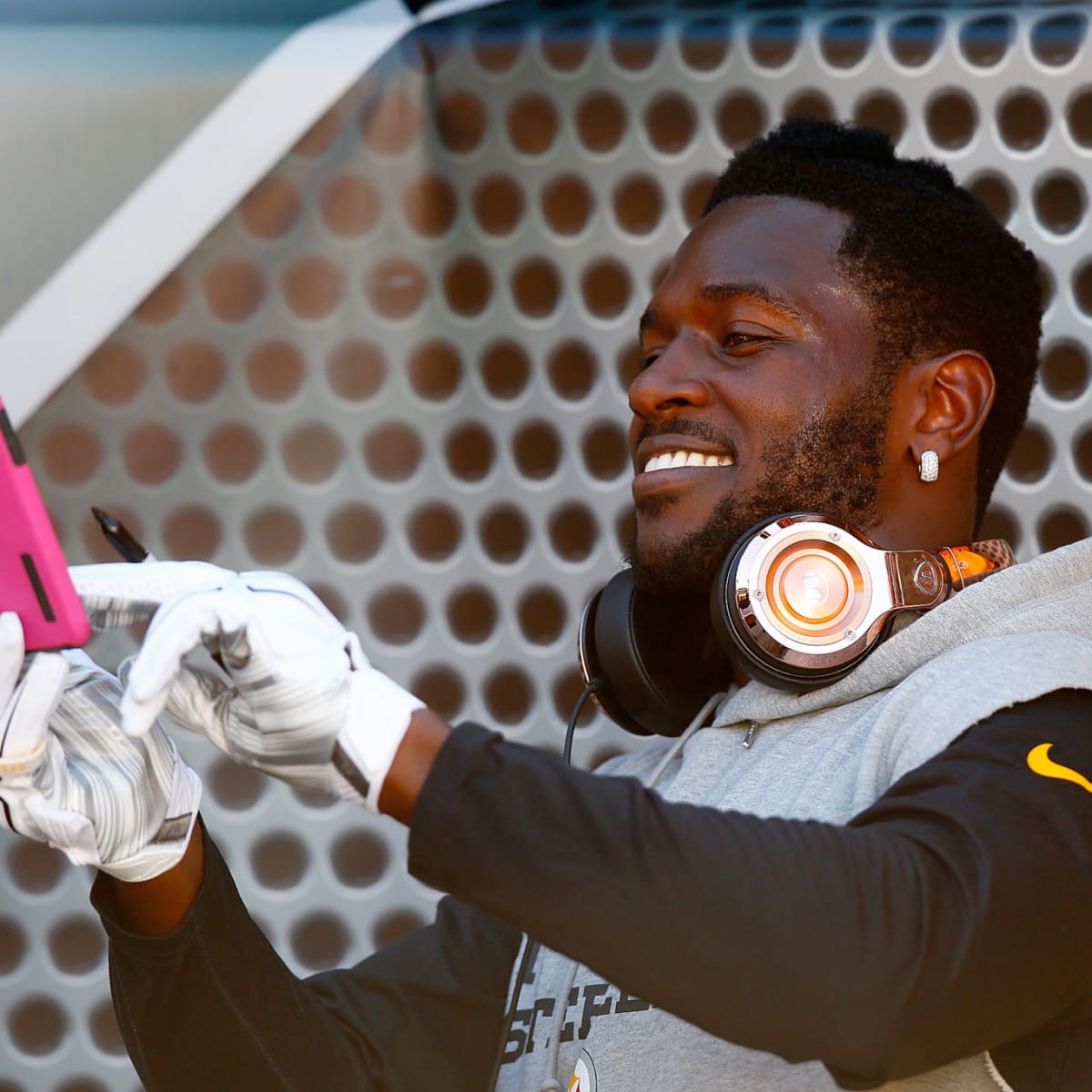 Antonio Brown Reportedly Spoke to Social Media Consultants to