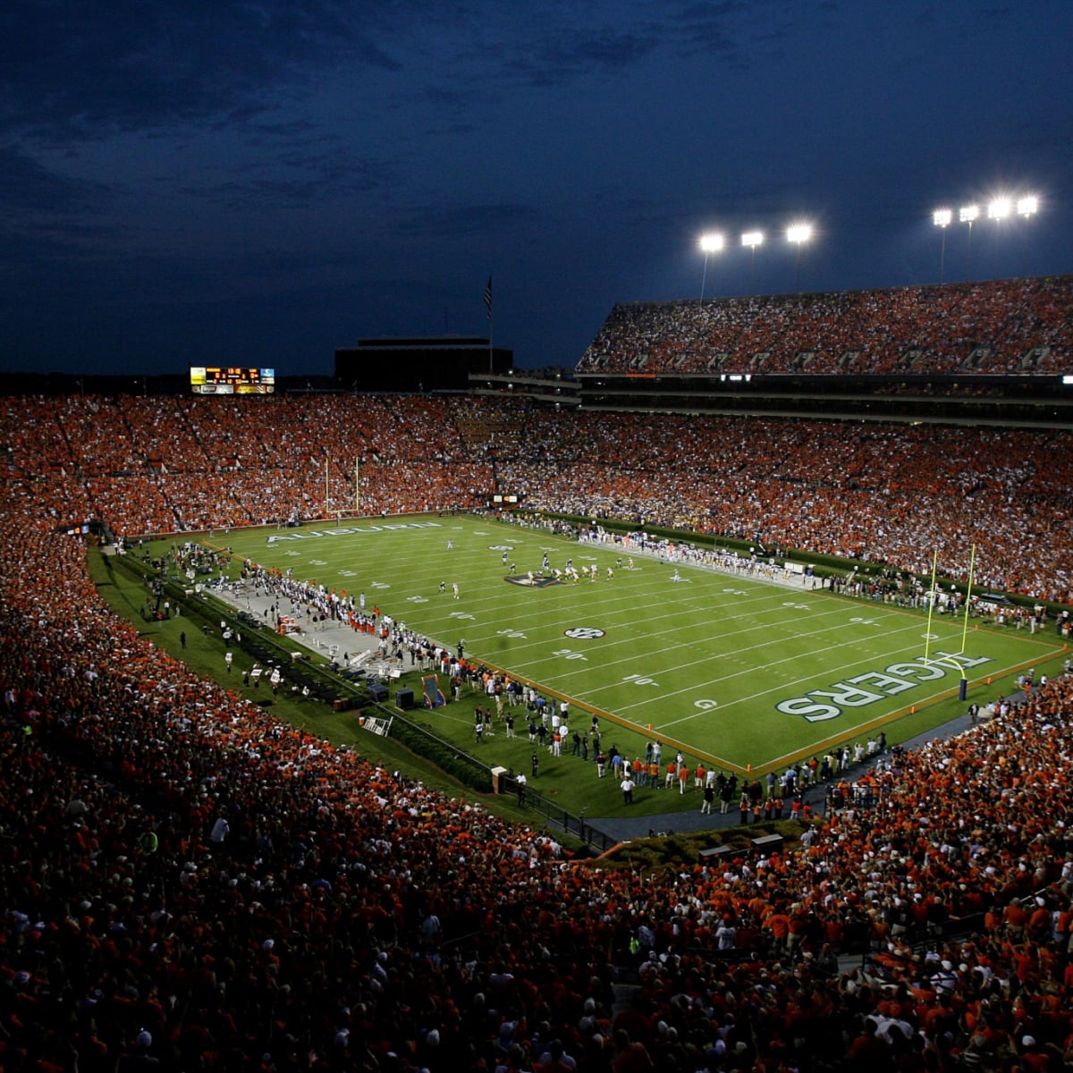 Auburn hires former Buc Cadillac Williams as RBs coach